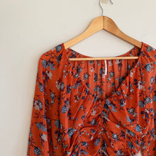 Load image into Gallery viewer, Free People Final Rose Print V-Neck Ruched Smocked Cropped Blouse Orange XS

