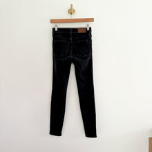 Load image into Gallery viewer, Madewell 9" High-Rise Denim Dark Wash Skinny Jeans in Lunar Wash 25
