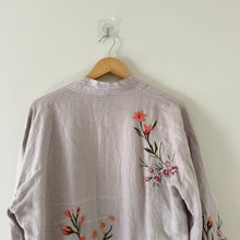 Load image into Gallery viewer, Johnny Was Vienna Linen Embroidered Floral 3/4 Sleeve Kimono Gray M

