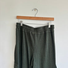 Load image into Gallery viewer, Sundry x Evereve Everyday High Rise Cargo Sweatpants Green L
