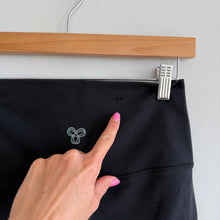 Load image into Gallery viewer, Aritizia TnAction Pull On High Rise Activewear Biker Shorts Black M
