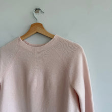 Load image into Gallery viewer, Vince Cashmere Directional Ribbed Crew Neck Stretch Pullover Sweater Rosewater S
